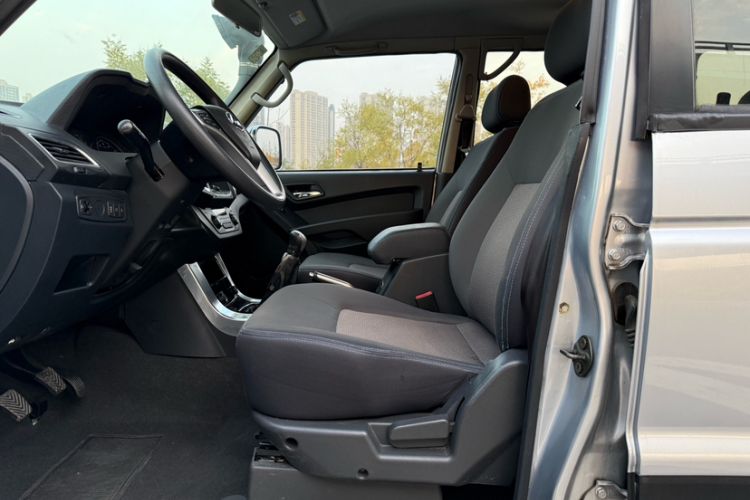 Used Leopaard Q6 2015 2.4L Manual 4x4 Excellence Edition Interior 2