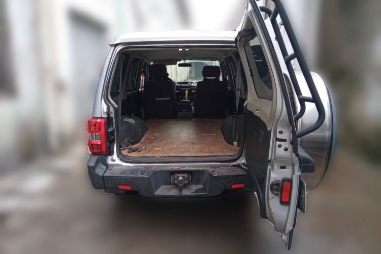 Used Leopaard Q6 2015 2.4L Manual Two-Wheel-Drive Elite Model Trunk