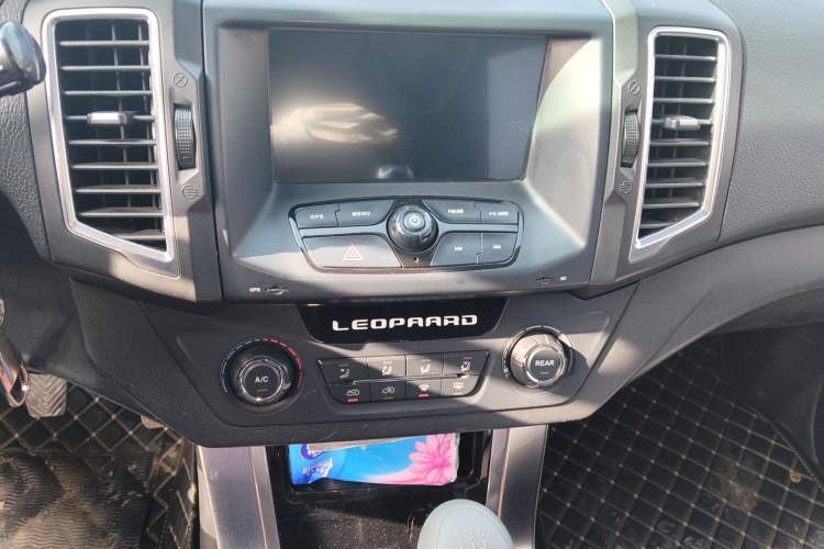 Used Leopaard Q6 2015 2.4L Manual Two-Wheel-Drive Elite Model Audio And AC Panel