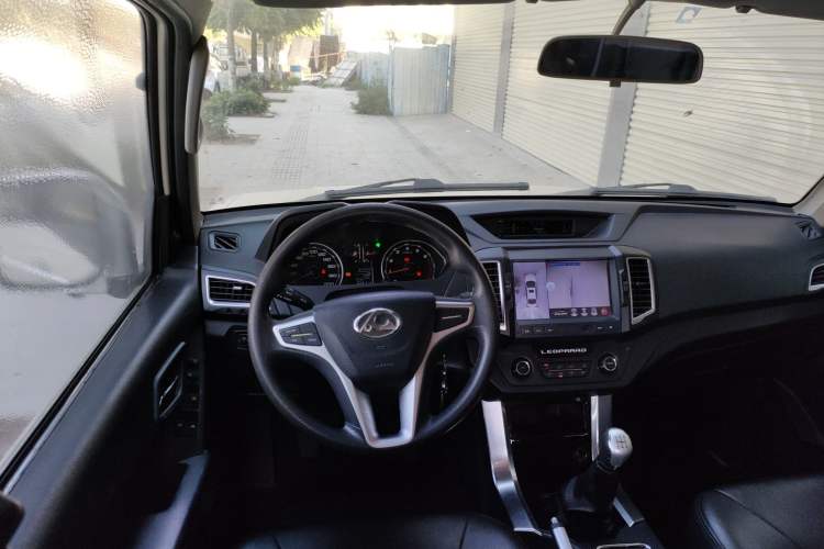 Used Leopaard Q6 2015 2.4L Manual Two-Wheel-Drive Elite Model Interior 2