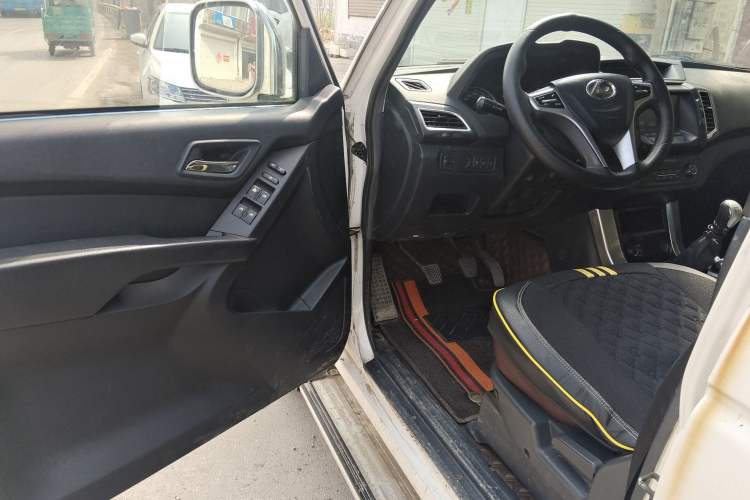 Used Leopaard Q6 2015 2.4L Manual 4x4 Excellence Edition Interior 3