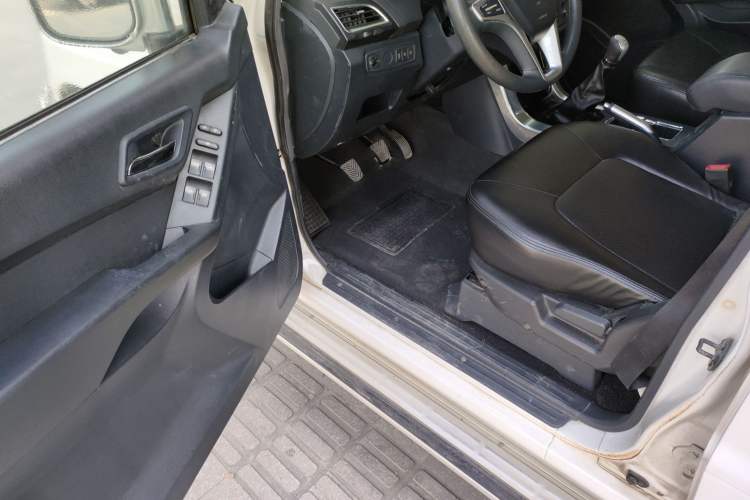 Used Leopaard Q6 2015 2.4L Manual Two-Wheel-Drive Elite Model Interior 3
