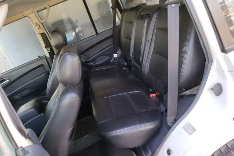 Used Leopaard Q6 2015 2.4L Manual Two-Wheel-Drive Elite Model Interior 4