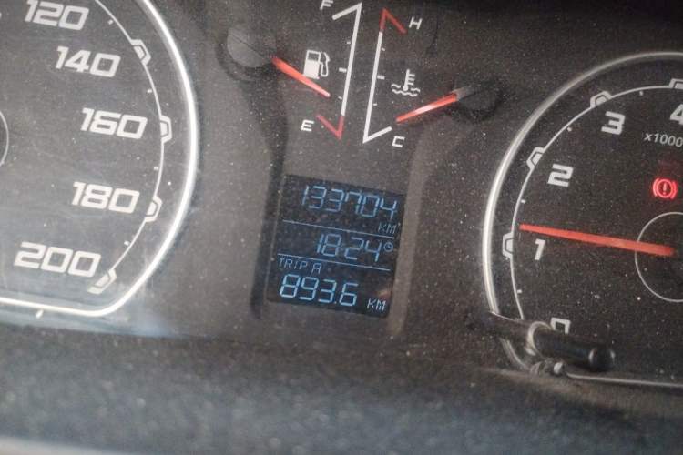Used Leopaard Q6 2015 2.4L Manual 4x4 Excellence Edition Odometer Close Up