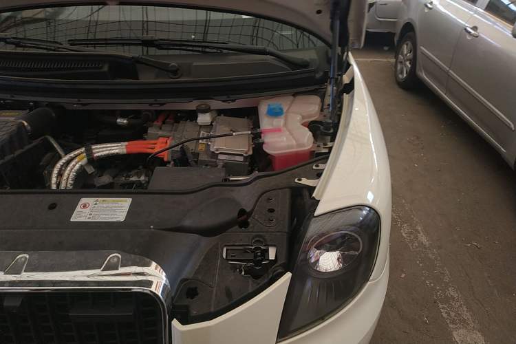 Used LEVC LX 2021 Model, Range-Extended Basic Model Engine Bay Left