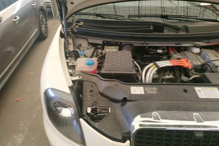 Used LEVC LX 2021 Model, Range-Extended Basic Model Engine Bay Right