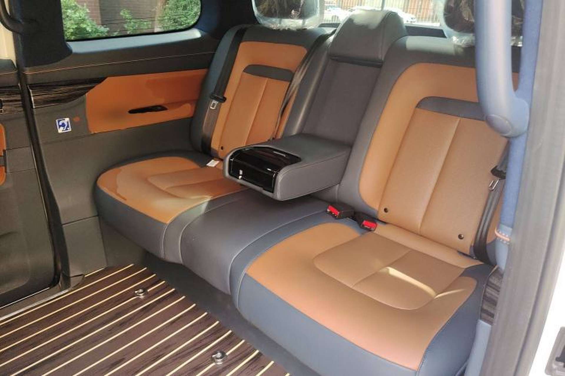 Used LEVC TX 2022 TX5 Extended-Range Space Enjoyment Edition Left Rear Seat
