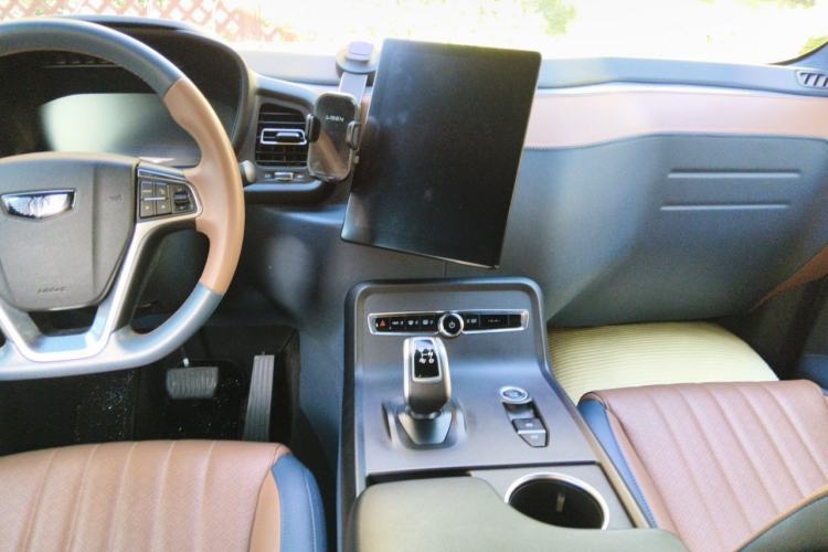 Used LEVC TX 2022 TX5 All-Electric Urban Living Room Edition Center Console