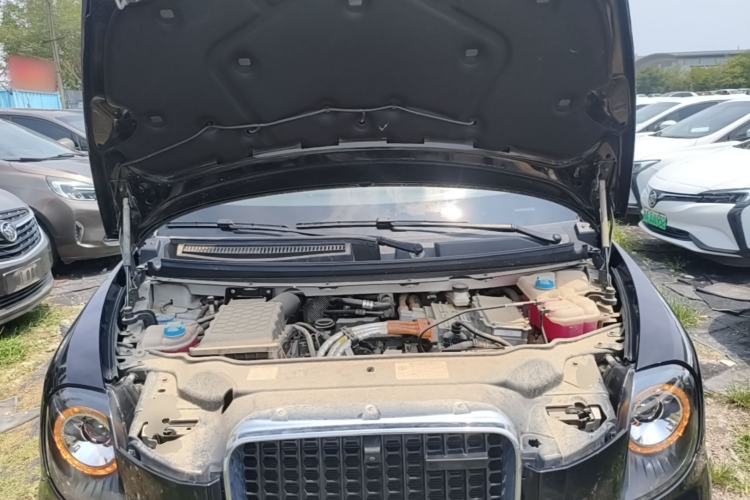 Used LEVC TX 2022 TX5 Extended-Range Urban Living Room Edition Engine Bay