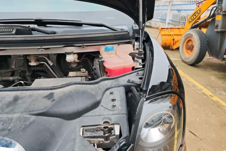 Used LEVC TX 2022 TX5 All-Electric Urban Living Room Edition Engine Bay Left