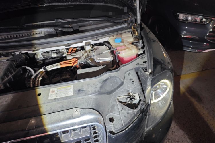 Used LEVC TX 2022 TX5 Extended-Range Space Enjoyment Edition Engine Bay Left