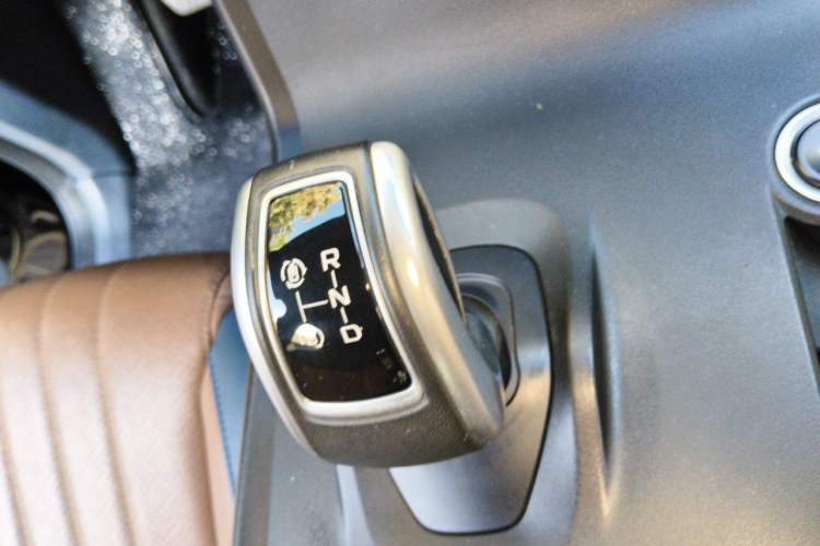 Used LEVC TX 2022 TX5 All-Electric Urban Living Room Edition Gear Lever