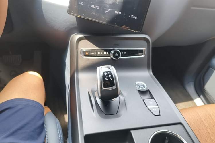 Used LEVC TX 2022 TX5 Extended-Range Urban Living Room Edition Gear Lever