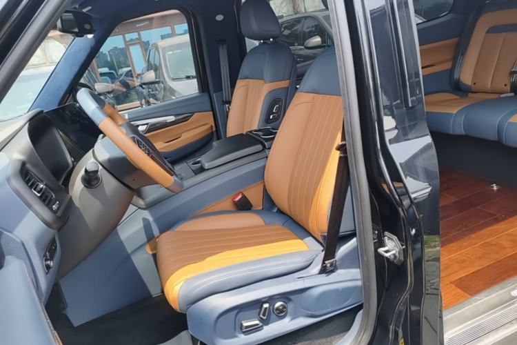 Used LEVC TX 2022 TX5 Extended-Range Urban Living Room Edition Left Front Seat