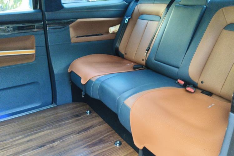 Used LEVC TX 2022 TX5 All-Electric Urban Living Room Edition Left Rear Seat