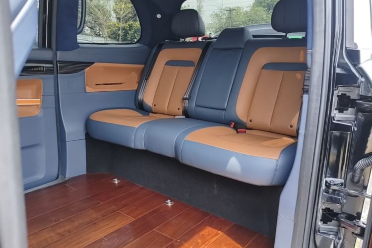 Used LEVC TX 2022 TX5 Extended-Range Urban Living Room Edition Left Rear Seat
