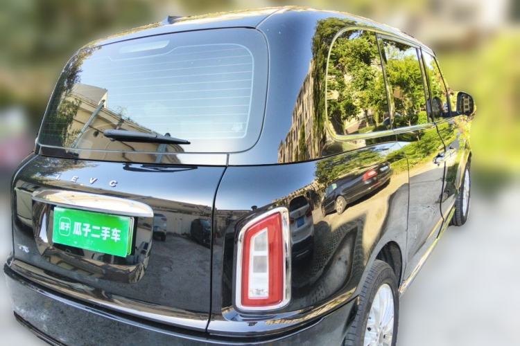 Used LEVC TX 2022 TX5 All-Electric Urban Living Room Edition Rear Right 45 Deg
