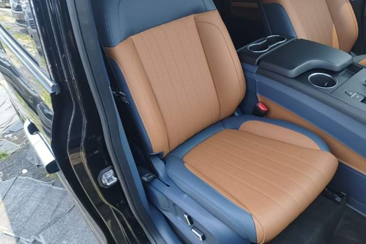 Used LEVC TX 2022 TX5 Extended-Range Urban Living Room Edition Right Front Seat
