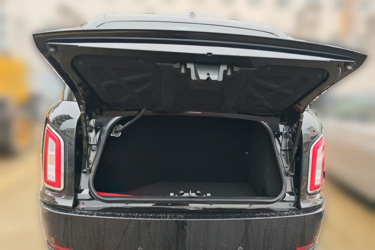 Used LEVC TX 2022 TX5 All-Electric Urban Living Room Edition Trunk
