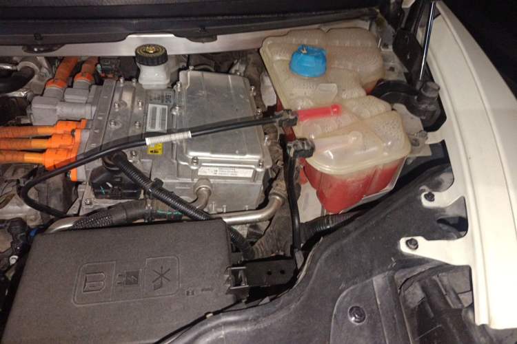 Used LEVC TX 2022 TX5 Extended-Range Space Enjoyment Edition Engine Bay Left