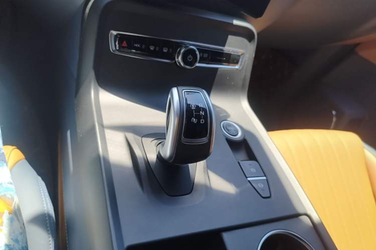 Used LEVC TX 2022 TX5 Extended-Range Urban Living Room Edition Gear Lever