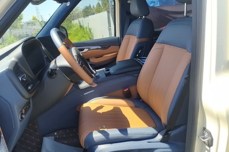 Used LEVC TX 2022 TX5 Extended-Range Urban Living Room Edition Left Front Seat