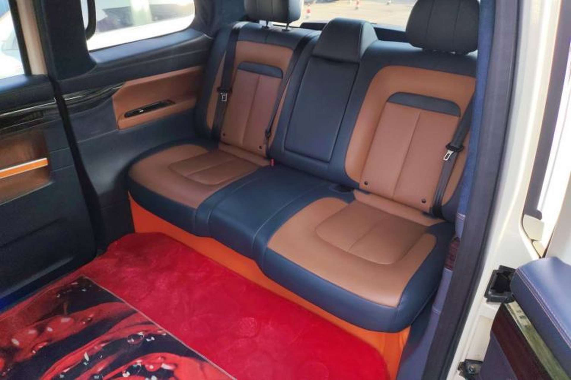 Used LEVC TX 2022 TX5 Extended-Range Urban Living Room Edition Left Rear Seat