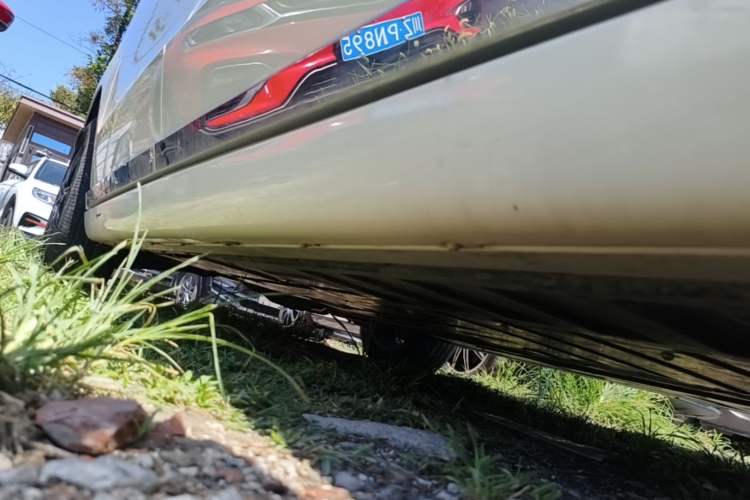 Used LEVC TX 2022 TX5 Extended-Range Urban Living Room Edition Right Side Sill