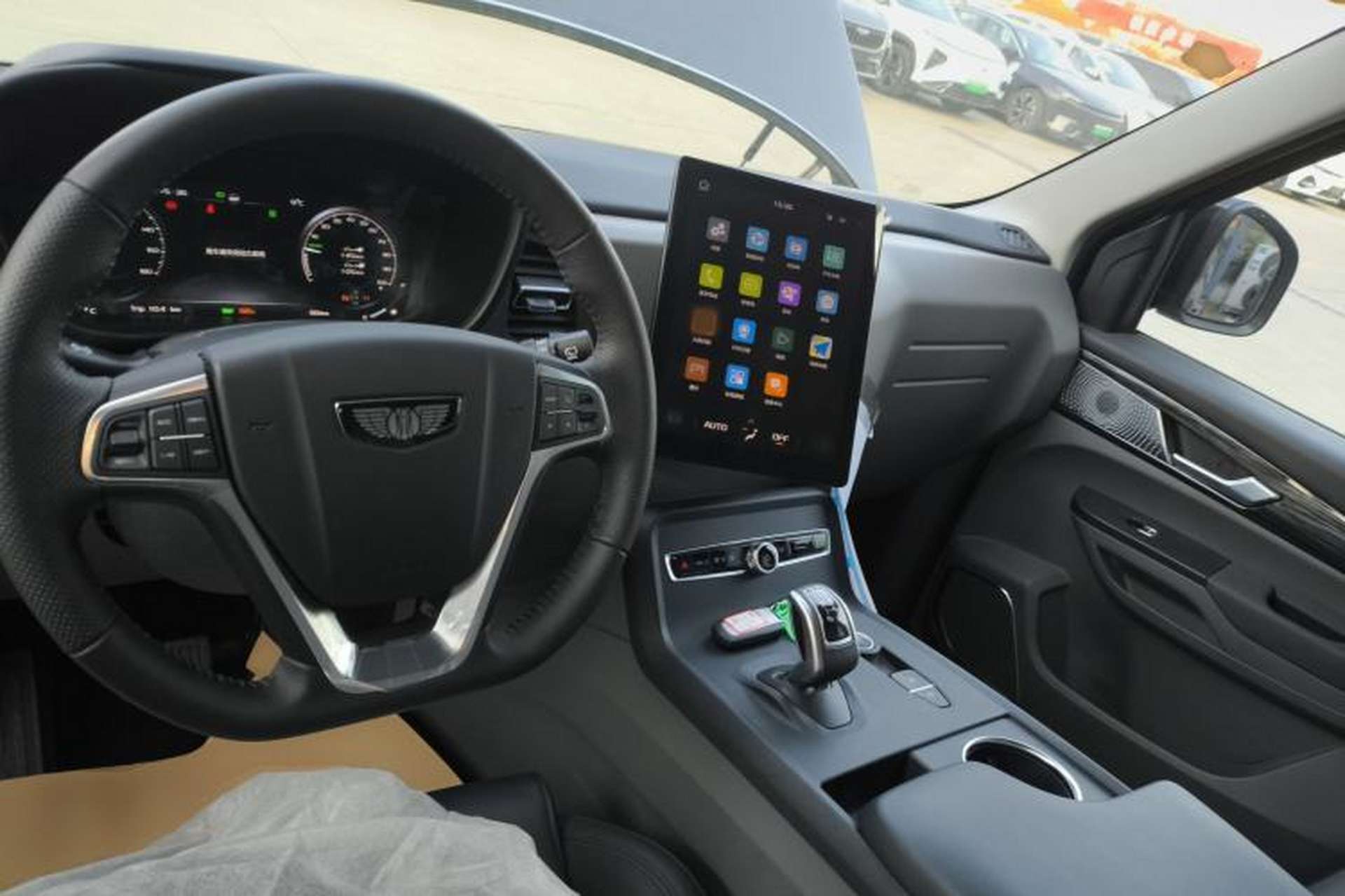 Used LEVC TX 2023 TX5 Extended-Range Travel Edition Center Console