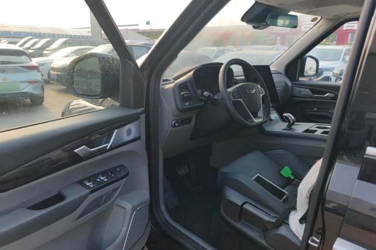 Used LEVC TX 2023 TX5 Extended-Range Travel Edition Driver Seat