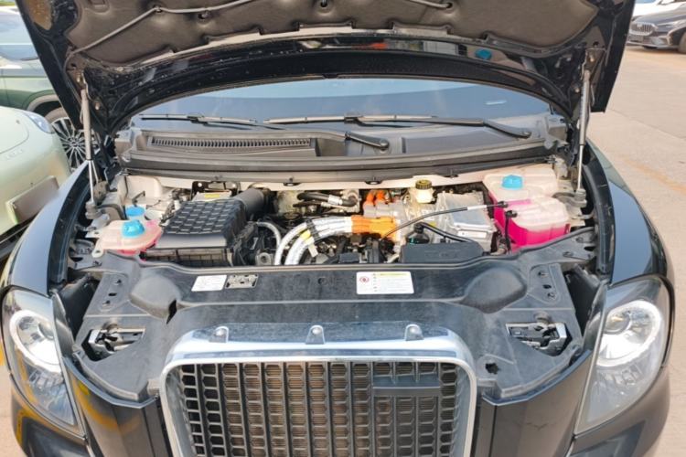 Used LEVC TX 2023 TX5 Extended-Range Travel Edition Engine Bay