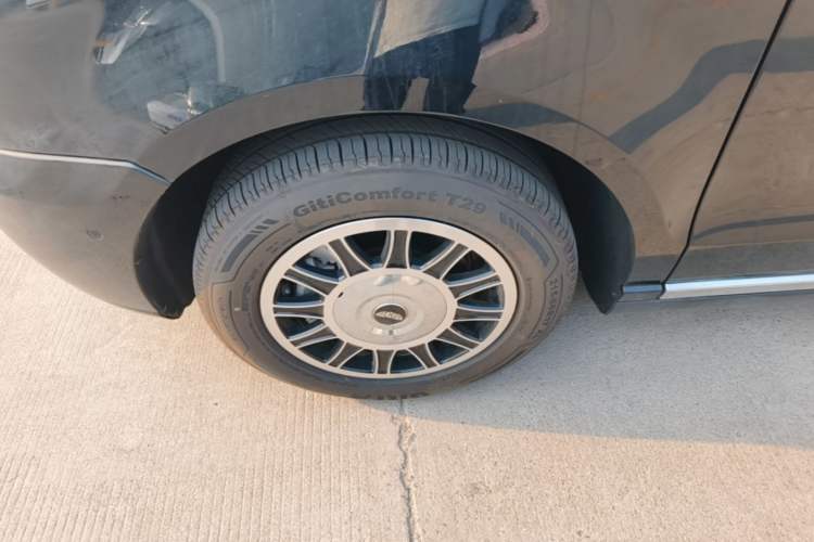 Used LEVC TX 2023 TX5 Extended-Range Travel Edition Left Front Wheel Hub