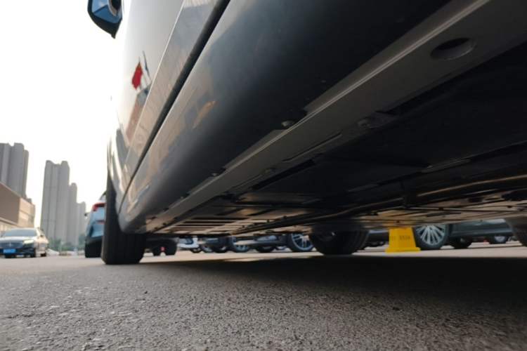 Used LEVC TX 2023 TX5 Extended-Range Travel Edition Left Side Sill