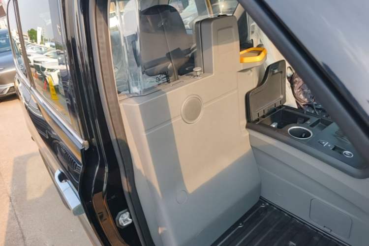 Used LEVC TX 2023 TX5 Extended-Range Travel Edition Right Front Seat