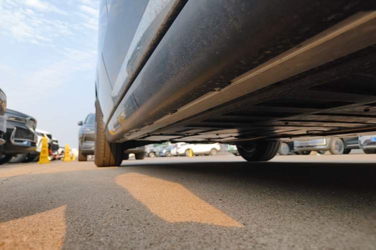 Used LEVC TX 2023 TX5 Extended-Range Travel Edition Right Side Sill