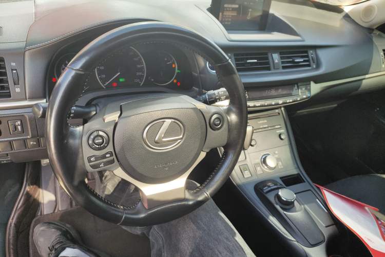 Used Lexus CT 2014 CT200h Comfort Edition Monochrome Center Console