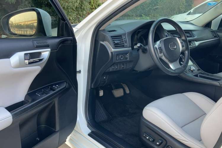 Used Lexus CT 2012 CT200h Premier Edition Interior 1