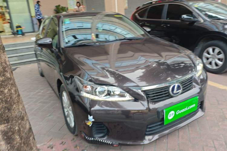 Used Lexus CT 2013 CT200h Urban Edition Front Right 45 Deg