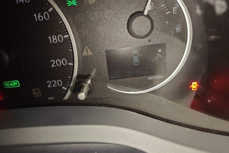 Used Lexus CT 2013 CT200h Elite Edition Odometer Close Up