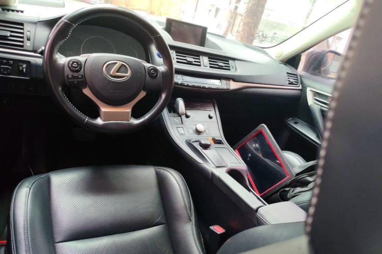 Used Lexus CT 2014 CT200h Comfort Edition Monochrome Center Console