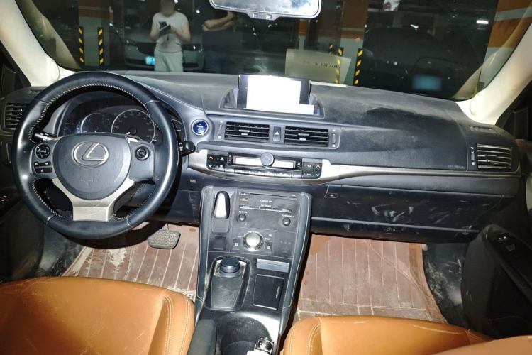 Used Lexus CT 2014 CT200h Comfort Edition Two-Tone Center Console