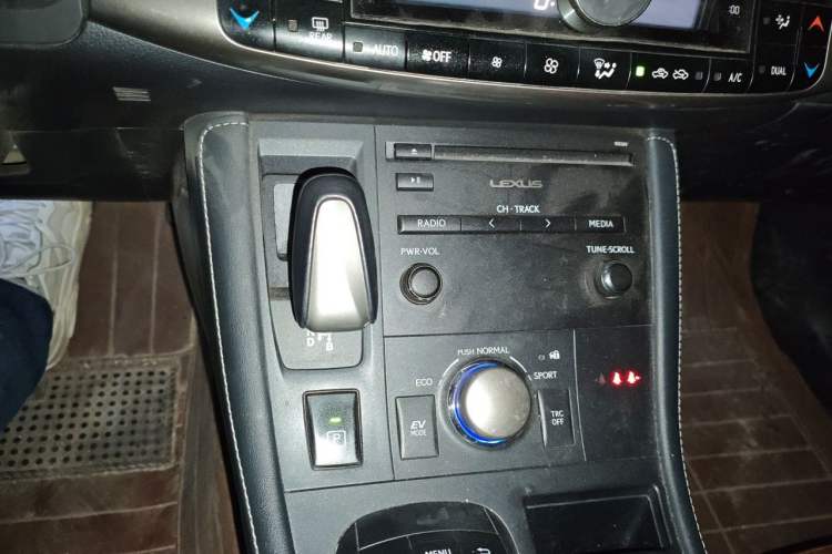 Used Lexus CT 2014 CT200h Comfort Edition Two-Tone Gear Lever