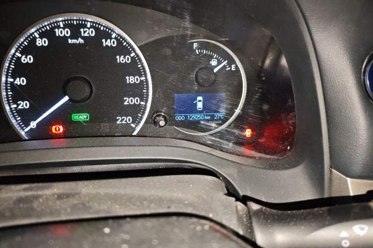 Used Lexus CT 2014 CT200h Comfort Edition Two-Tone Odometer Close Up
