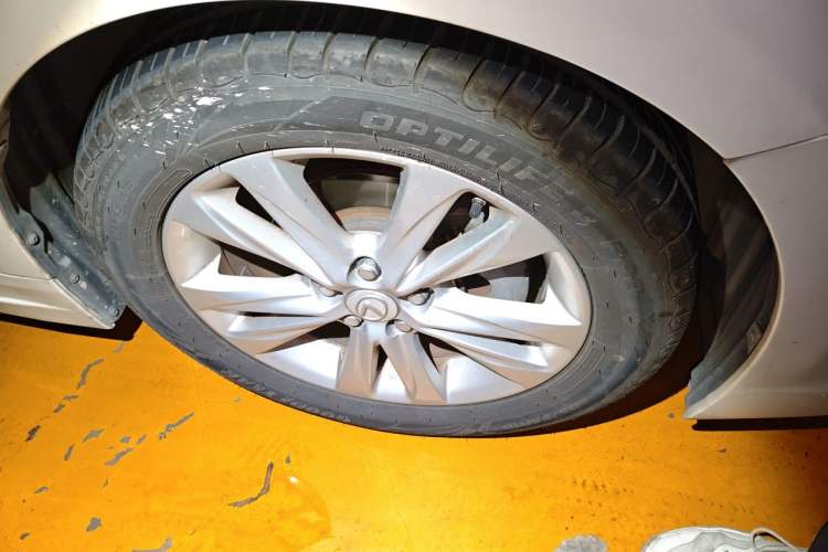 Used Lexus CT 2014 CT200h Comfort Edition Two-Tone Right Front Wheel Hub