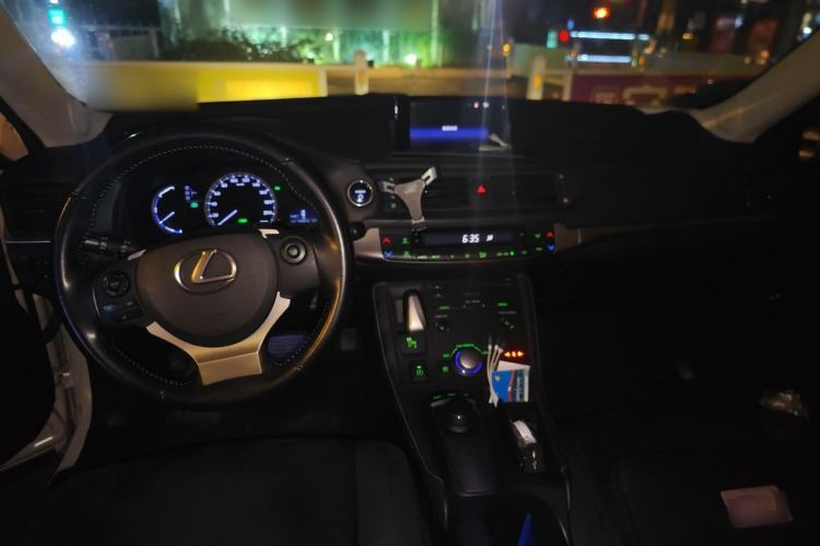Used Lexus CT 2014 CT200h Comfort Edition Two-Tone Center Console