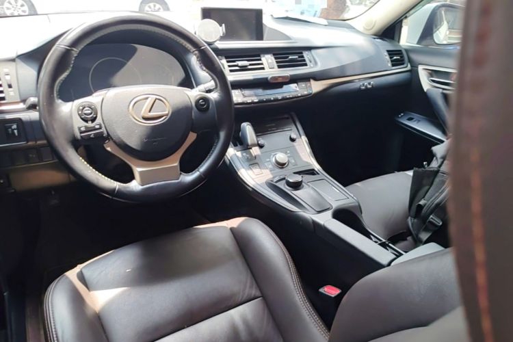 Used Lexus CT 2014 CT200h Comfort Edition Monochrome Center Console