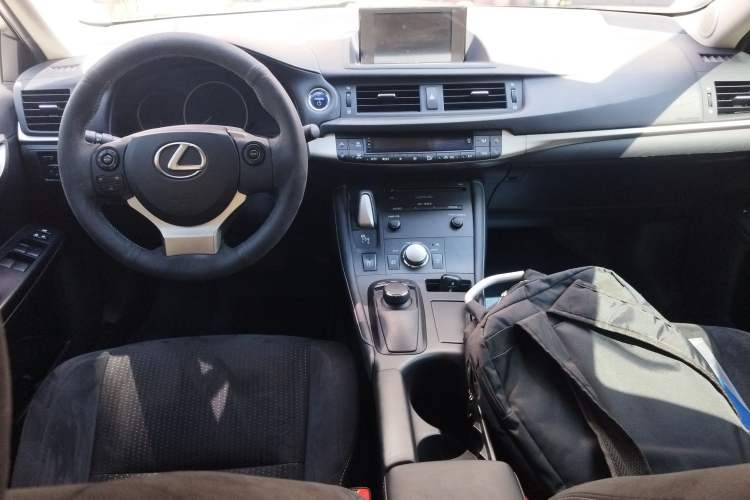 Used Lexus CT 2014 CT200h Comfort Edition Two-Tone Center Console
