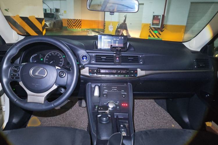 Used Lexus CT 2014 CT200h Comfort Edition Monochrome Center Console