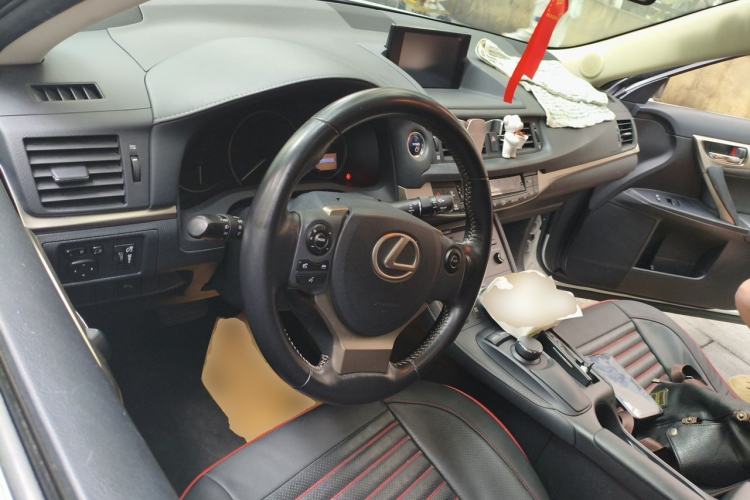 Used Lexus CT 2014 CT200h Comfort Edition Monochrome Center Console