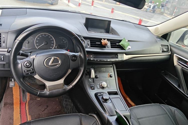 Used Lexus CT 2014 CT200h Comfort Edition Monochrome Center Console